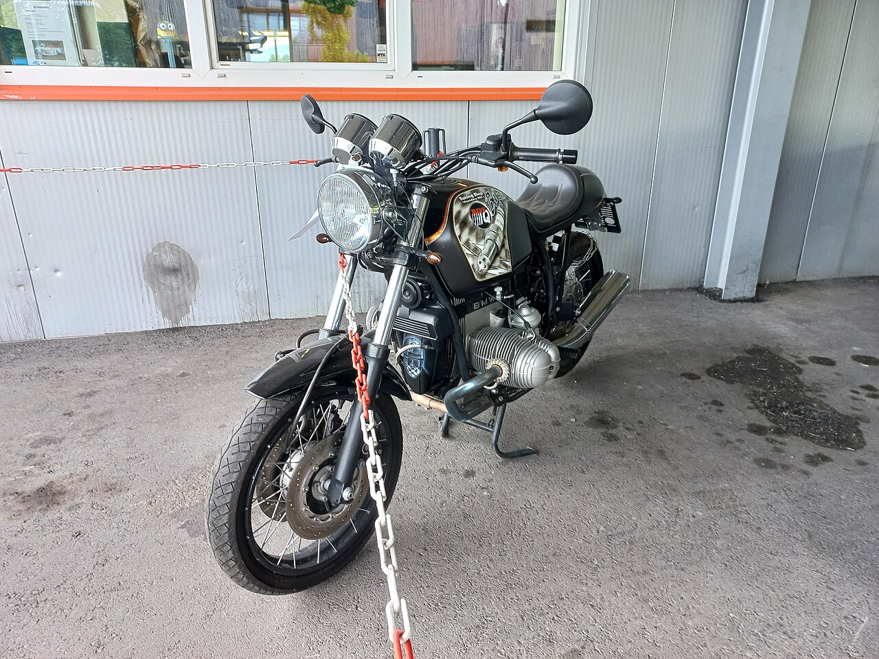 BMW R100R Mystic custom with painted tank, solo seat and exposed boxer cylinders, photographed in Hohenems